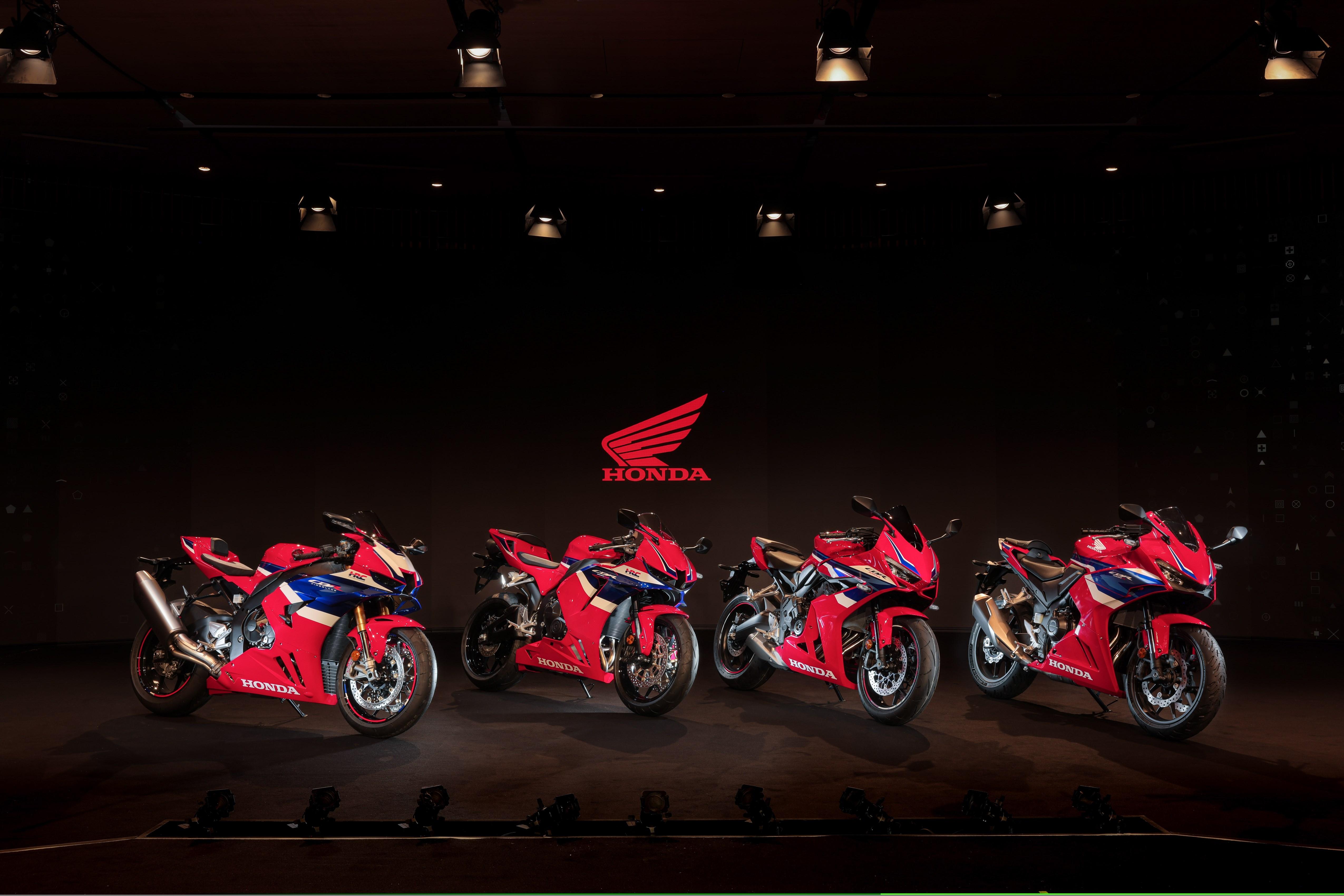 اطلاق موديل هوندا  - CBR650R - سواء كنت ترغب في التنقل أو التجول أو مجرد تجربة متعة قيادة الدراجة النارية، فإن طراز CBR650R لعام 2024 سيأسرك من كل جانب. إليك أهم التفاصيل التي ستجعل اقتناء هذه الدراجة مغامرة رائعة: محرك معزز بعزم الدوران اربع سلندرات ، ومقعد مريح لوضعيات القيادة السلسة، مقابض عريضة، نظام تعليق للرحلات الطويلة، زجاج أمامي كبير لصد الريح، مساحة تخزينية فسيحة، مصابيح أمامية LED ومصابيح خلفية أنيقة، شاشة ملونة قابلة للتخصيص، وأخيراً تصميم خارجي رائع. Honda - هوندا - Jordan - الاردن - Amman - عمان - Motorcycle - موتور - ماتو