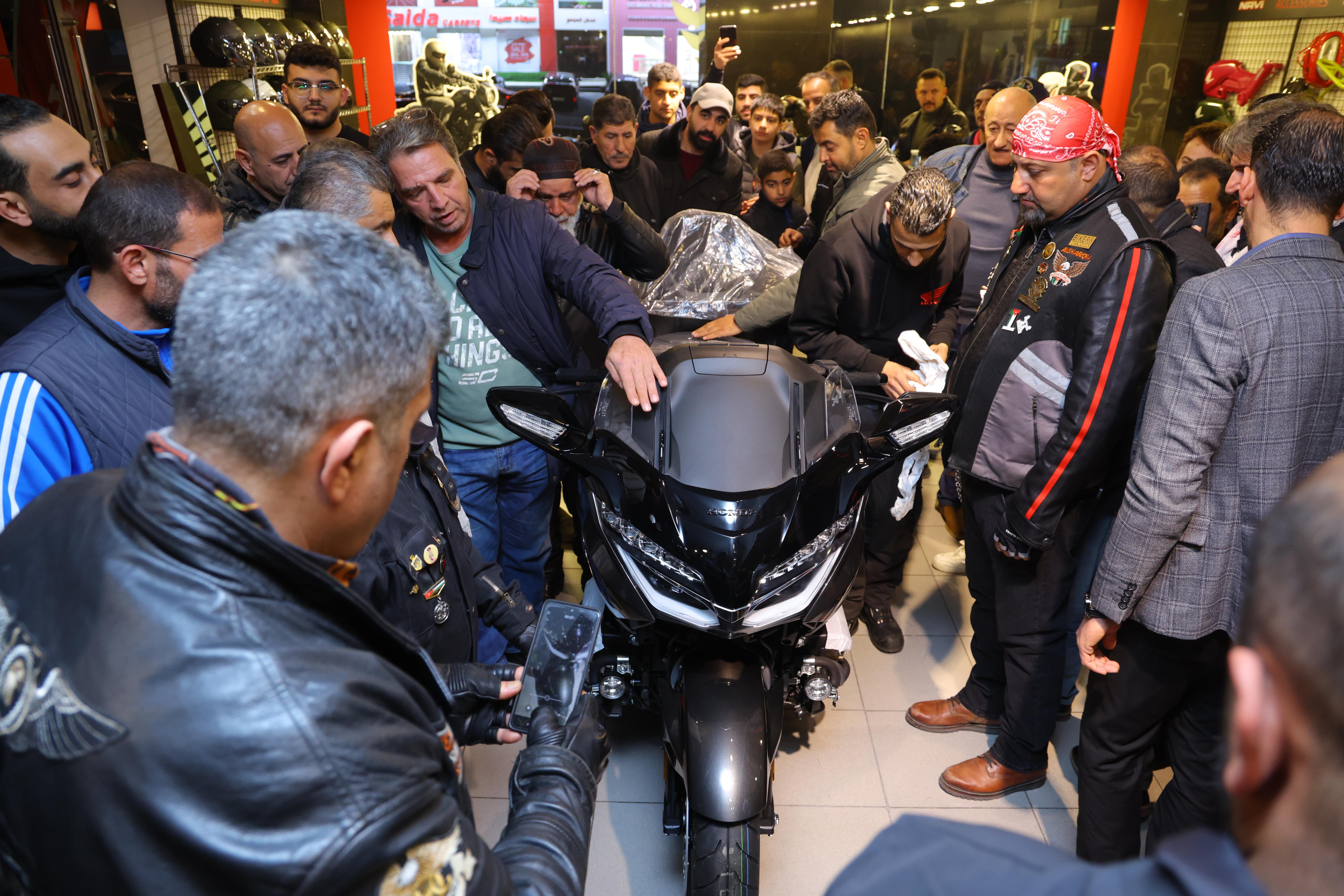 حفل اطلاق هوندا جولدوينج 2024 - الشركة العربية للموتورات تُطلق دراجة هوندا جولدوينج 2024 الجديدة في الأردن

أعلنت الشركة العربية للموتورات، الوكيل الحصري لهوندا في الأردن، عن إطلاق الدراجة النارية الفاخرة هوندا جولدوينج 2024، والتي تُعد من أرقى دراجات التجوال على مستوى العالم، لما تتميز به من أداء متفوق وتقنيات متطورة.

أبرز مزايا هوندا جولدوينج 2024:
محرك قوي بسعة 1833 سم³، سداسي الأسطوانات ومبرد بالسائل، يوفر قيادة ناعمة وقوة استثنائية.

نظام تعليق متطور بتقنية "Double Wishbone" الأمامية لتعزيز الراحة والثبات خلال الرحلات الطويلة.

مستوى راحة عالٍ مع مقاعد مدفأة، ونظام تثبيت سرعة، وشاشة معلومات قابلة للتخصيص.

مساحة تخزين عملية تشمل صندوقًا خلفيًا بسعة 61 لترًا، يُفتح إلكترونيًا.

تقنيات متقدمة للاتصال تدعم Apple CarPlay™ وAndroid Auto™ لاسلكيًا، إلى جانب نظام صوتي عالي الجودة.

نسخة الذكرى الخمسين بتفاصيل تصميم فريدة، تشمل كتابًا تذكاريًا ومجسمًا مصغرًا للدراجة. Honda - هوندا - Jordan - الاردن - Amman - عمان - Motorcycle - موتور - ماتو